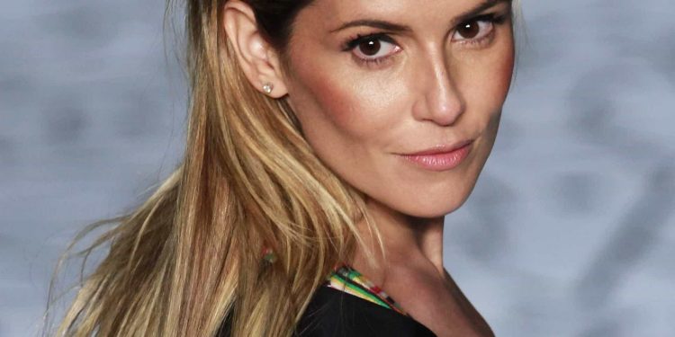 A beleza dos 40. Deborah Secco assume sardas e aparece sem maquiagem
