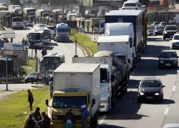Caminhoneiros e Taxistas do Brasil recebem auxílio com parcela dobrada neste mês