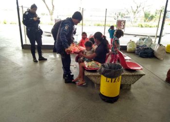 Mais 21 venezuelanos chegam a Vitória em ônibus da Bahia