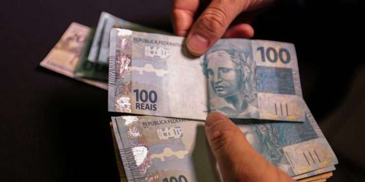 Auxílio Taxista paga R$ 2 mil a partir desta terça. Veja o calendário!