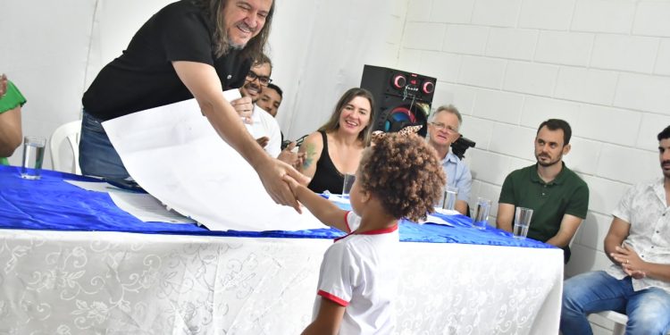 Daniel Santana assina ordem de serviço para reforma e ampliação de Ceim, entrega equipamentos e anuncia pagamento de progressão aos profissionais do magistério, saúde e administrativo