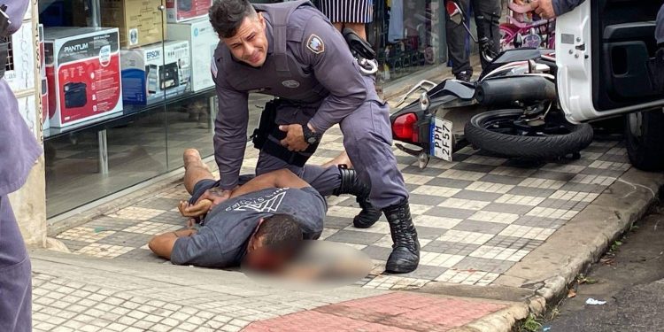 Homem rouba ambulância, causa acidente e acaba detido no ES