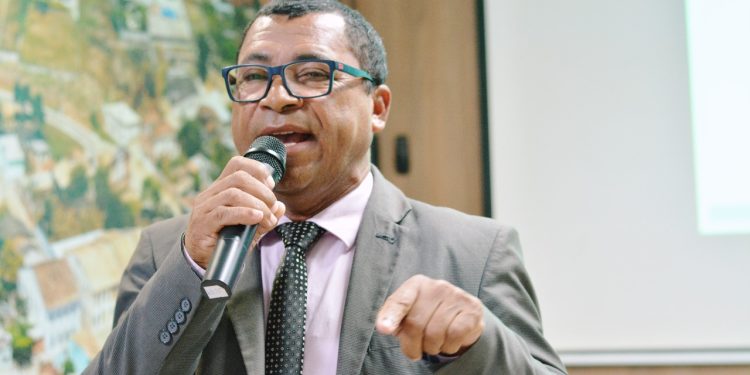 Com fotos de mutação em peixes, Adeci de Sena busca apoio para ressarcir prejuízos com rejeitos de minérios