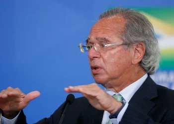 Governo deve aumentar tributos de quem ganha mais, diz Guedes