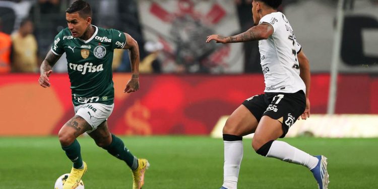 Palmeiras bate Corinthians e amplia vantagem na ponta do Brasileiro