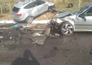 Acidente entre carreta e veículos de passeio deixa uma pessoa morta e outras duas feridas em São Gabriel da Palha