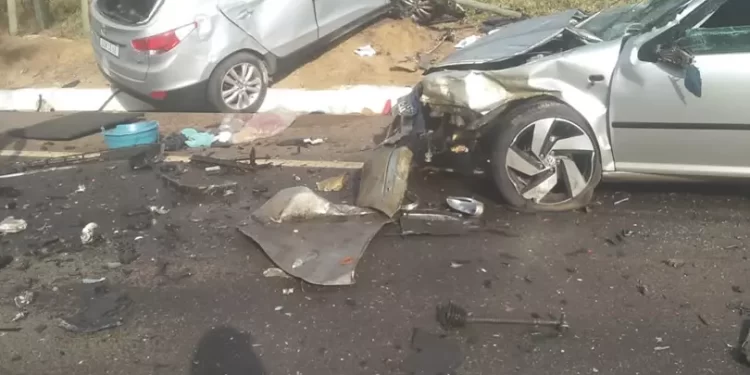 Acidente entre carreta e veículos de passeio deixa uma pessoa morta e outras duas feridas em São Gabriel da Palha