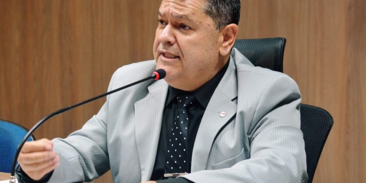 Paulo Fundão tranquiliza servidores ao garantir diálogo para resolver decênio