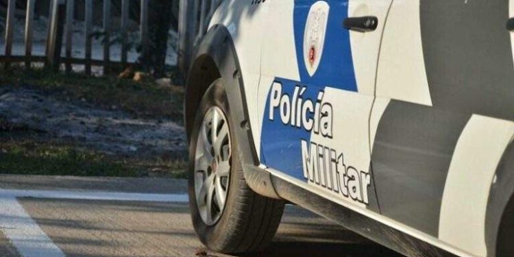Mulher é espancada após flagrar relação sexual do companheiro com amiga dela em festa