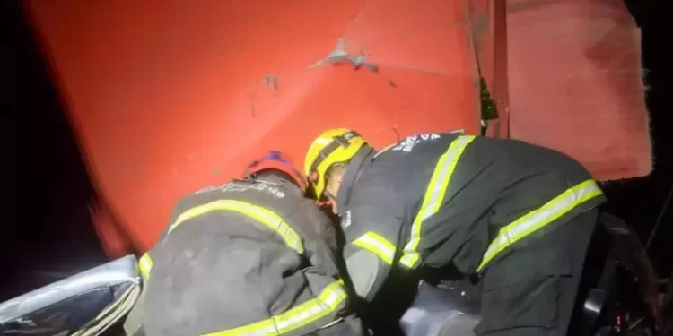 Acidente envolvendo carro de funerária deixa três mortos