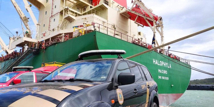 450 kg de cocaína escondidos em casco de navio são apreendidos em porto no município de Aracruz