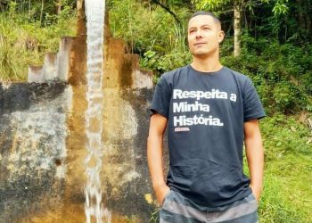 Homem morre após ser esfaqueado pelo padrasto na Serra; suspeito está foragido