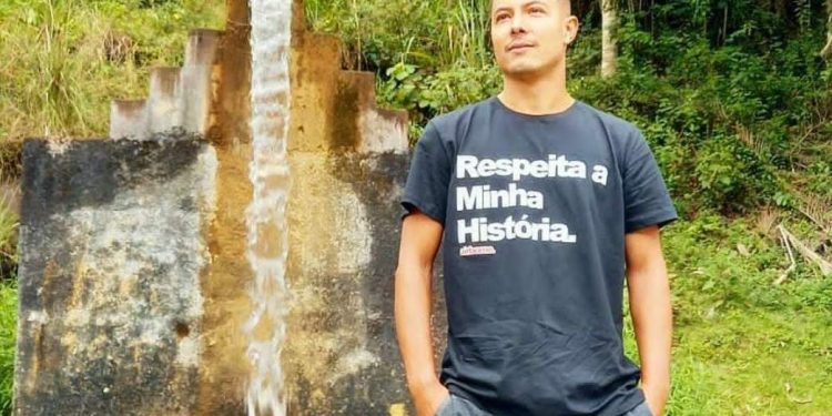 Homem morre após ser esfaqueado pelo padrasto na Serra; suspeito está foragido