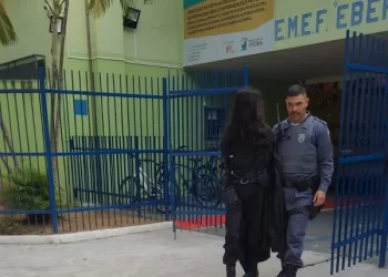 Jovem invade escola em Vitória com arco e flecha e coquetel molotov