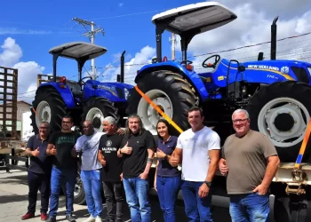 Parceria entre Prefeitura de São Mateus e Governo do Estado viabiliza mais três tratores novos para a agricultura familiar