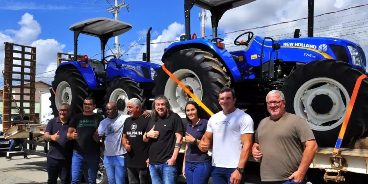 Parceria entre Prefeitura de São Mateus e Governo do Estado viabiliza mais três tratores novos para a agricultura familiar
