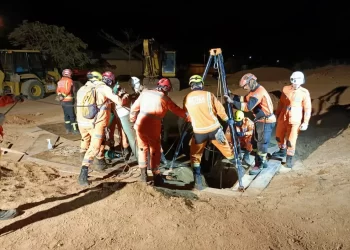 Morre criança que ficou 18h presa em buraco de 8 metros de profundidade