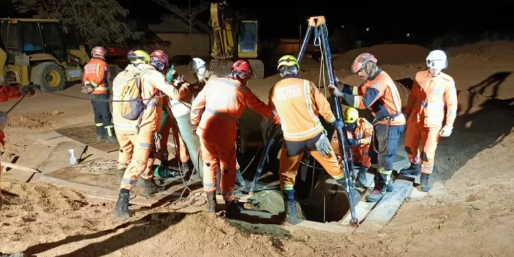 Morre criança que ficou 18h presa em buraco de 8 metros de profundidade