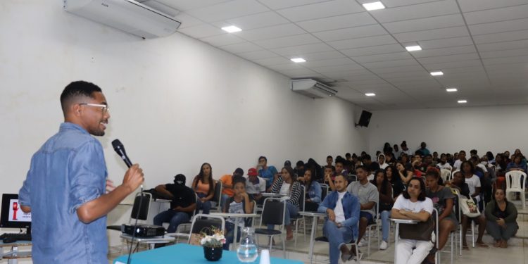Emoção e motivação marcam aula inaugural da educação de jovens e adultos em São Mateus