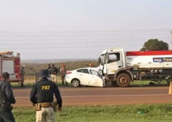 Família morre após carro colidir com caminhão na BR-262