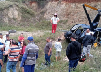 Helicóptero que transportava políticos cai na Bahia
