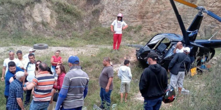 Helicóptero que transportava políticos cai na Bahia