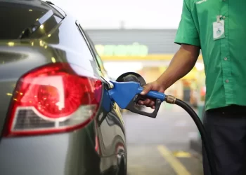 Petrobras reduz preço da gasolina de novo. Combustível já caiu 19% desde julho