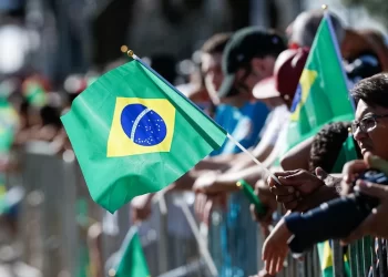 Eleitor pode ir votar de verde e amarelo, bandeiras e adesivos