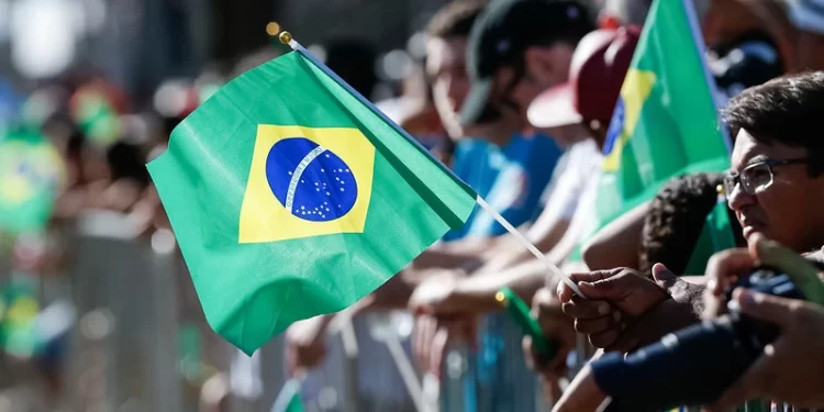 Eleitor pode ir votar de verde e amarelo, bandeiras e adesivos