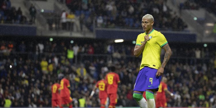 Com Richarlison artilheiro, Brasil derrota Gana em partida amistosa