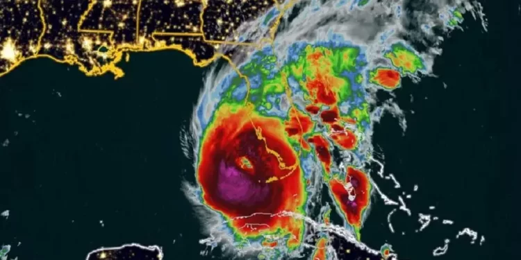Furacão Ian vai a categoria 4, obriga evacuação e fecha aeroportos na Flórida