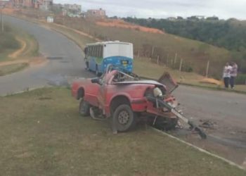 Motorista morre após bater carro contra ônibus na Serra