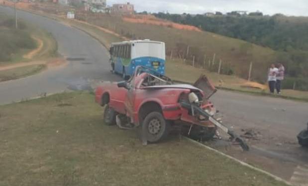 Motorista morre após bater carro contra ônibus na Serra