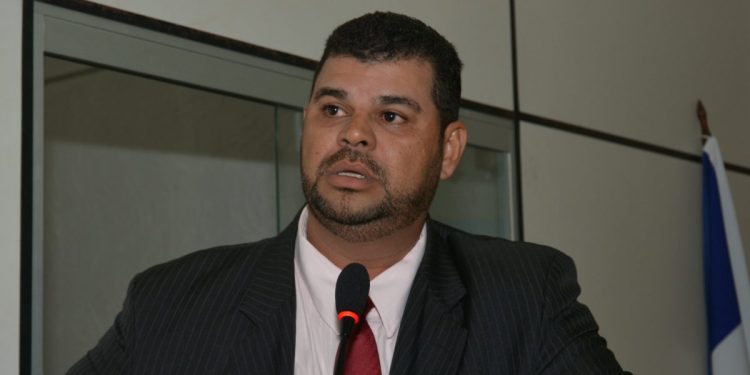 Bandidos invadem e assaltam casa do prefeito Mateuzinho