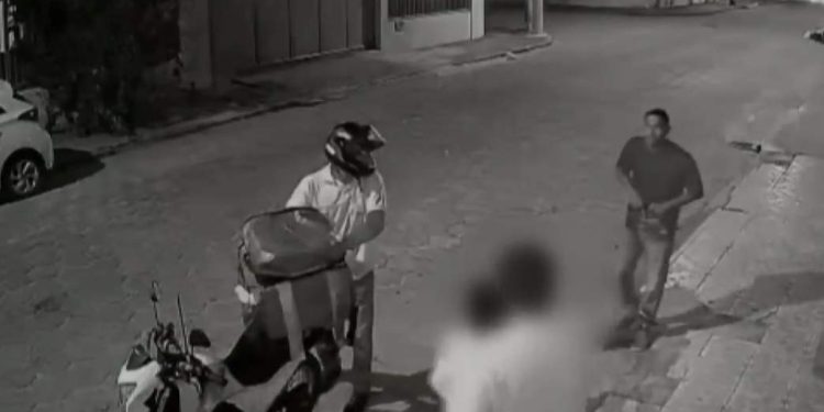 Homem armado assalta motoboy na frente de duas crianças em Linhares