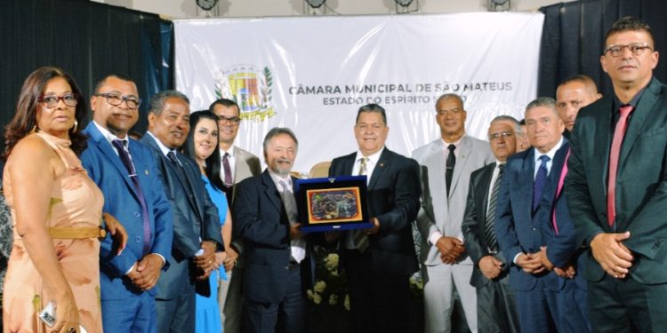 Câmara e Paulo Fundão recebem elogios de autoridades por gratidão em sessão solene
