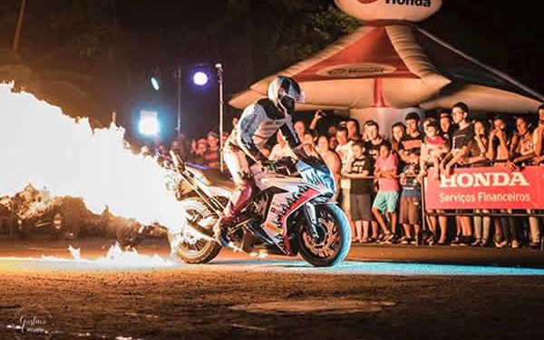 Moto Wheeling: show de acrobacias e manobras radicais sobre duas rodas promete adrenalizar o público na Exposama
