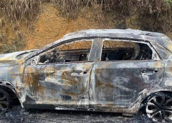 Polícia encontra carros queimados em Viana e acredita que veículos foram usados em ataque a bancos