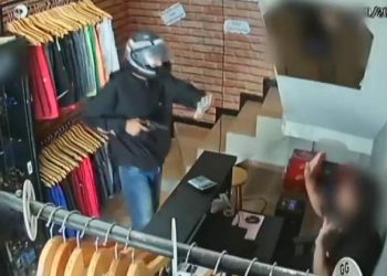 VÍDEO | Ladrões tentam assaltar loja, mas são surpreendidos por empresário e acabam baleados em São Mateus