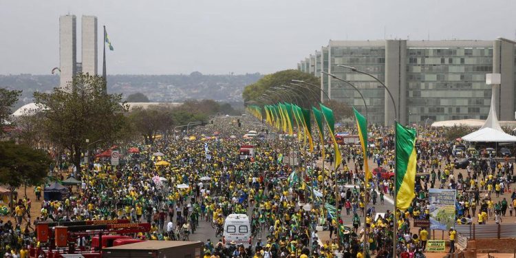 Desfile em comemoração ao Bicentenário reúne multidão na Esplanada dos Ministérios
