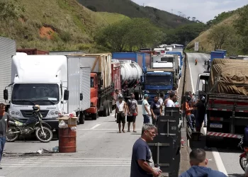 Caminhoneiros bloqueiam estradas em todo país após vitória de Lula