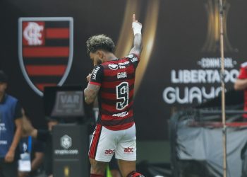 Gabigol marca, Flamengo vence o Athletico-PR e conquista o tri da Libertadores