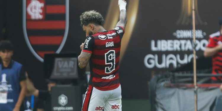 Gabigol marca, Flamengo vence o Athletico-PR e conquista o tri da Libertadores