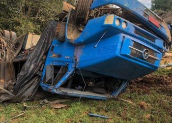 Motorista morre após caminhão cair em ribanceira no interior de Nova Venécia