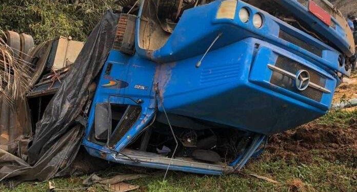 Motorista morre após caminhão cair em ribanceira no interior de Nova Venécia