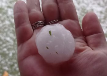 VÍDEOS | Temporal com chuva de granizo, ventos fortes e raios provoca estragos em cidades do ES