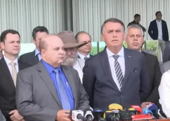 Bolsonaro recebe apoio do governador reeleito do Distrito Federal