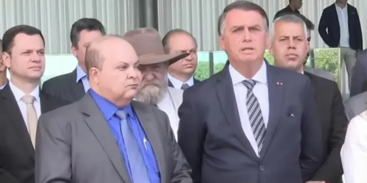 Bolsonaro recebe apoio do governador reeleito do Distrito Federal