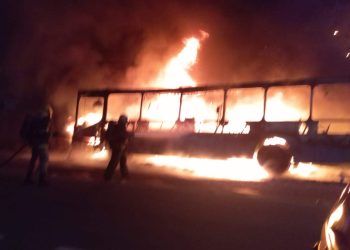Dez pessoas são presas e um adolescente apreendido por tentativa de incendiar ônibus