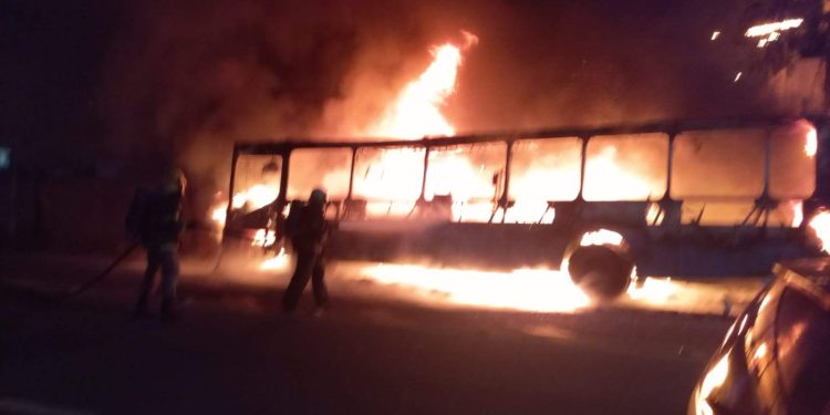 Dez pessoas são presas e um adolescente apreendido por tentativa de incendiar ônibus